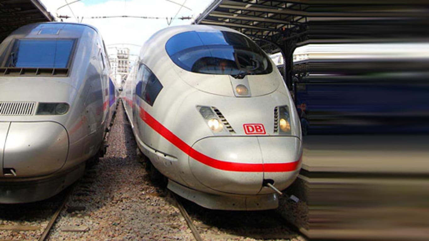 ICE und TGV im Pariser Bahnhof.