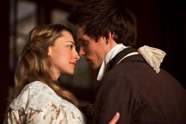 Doch als sich Jahre später die erwachsene Cosette (Amanda Seyfried) in den Studenten Marius (Eddie Redmayne) verliebt, wird Valjeans väterliche Liebe zu ihr auf eine harte Probe gestellt.