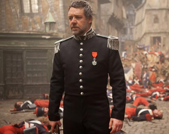 Doch damit nicht genug: Inspektor Javert (Russell Crowe) ist Valjean auf der Spur. Als es schließlich zum Juniaufstands von 1832 kommt, eskaliert die Situation nicht nur auf den Straßen von Paris ...