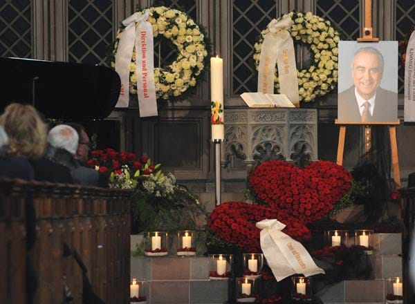 In der Kirche selbst war ein Bild des verstorbenen Moderators aufgestellt, das von Blumenkränzen und Kerzen gesäumt war.
