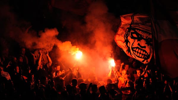 Bengalos sind bei manchen Fans sehr beliebt - bei der Polizei weniger