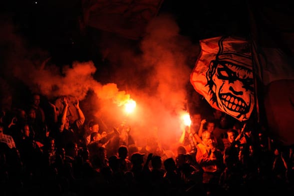 Bengalos sind bei manchen Fans sehr beliebt - bei der Polizei weniger