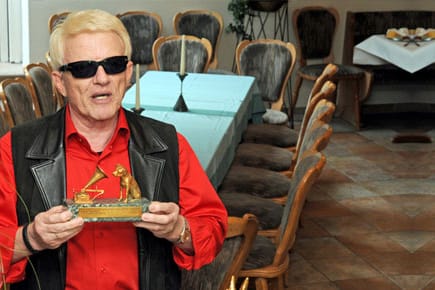 Schlagerstar Heino packt in seinem Kultcafé am Rathaus die letzten Sachen zusammen.