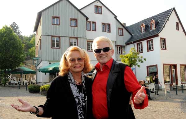 Sänger Heino und seine Frau Hannelore stehen in Bad Münstereifel vor dem legendären Rathaus-Cafe. Am 31.05.2012 ist Schluss, zumindest an der Marktstraße 18. Das Cafè zieht ins Kurhaus um. Sänger Heino und seine Frau Hannelore stehen in Bad Münstereifel vor dem legendären Rathaus-Cafe. Am 31.05.2012 ist Schluss, zumindest an der Marktstraße 18. Das Cafè zieht ins Kurhaus um.