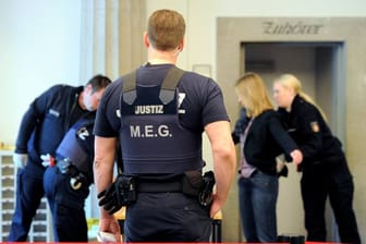 Kontrollen im Kieler Landgericht: Der Angeklagte ist Kronzeuge in laufenden Ermittlungen