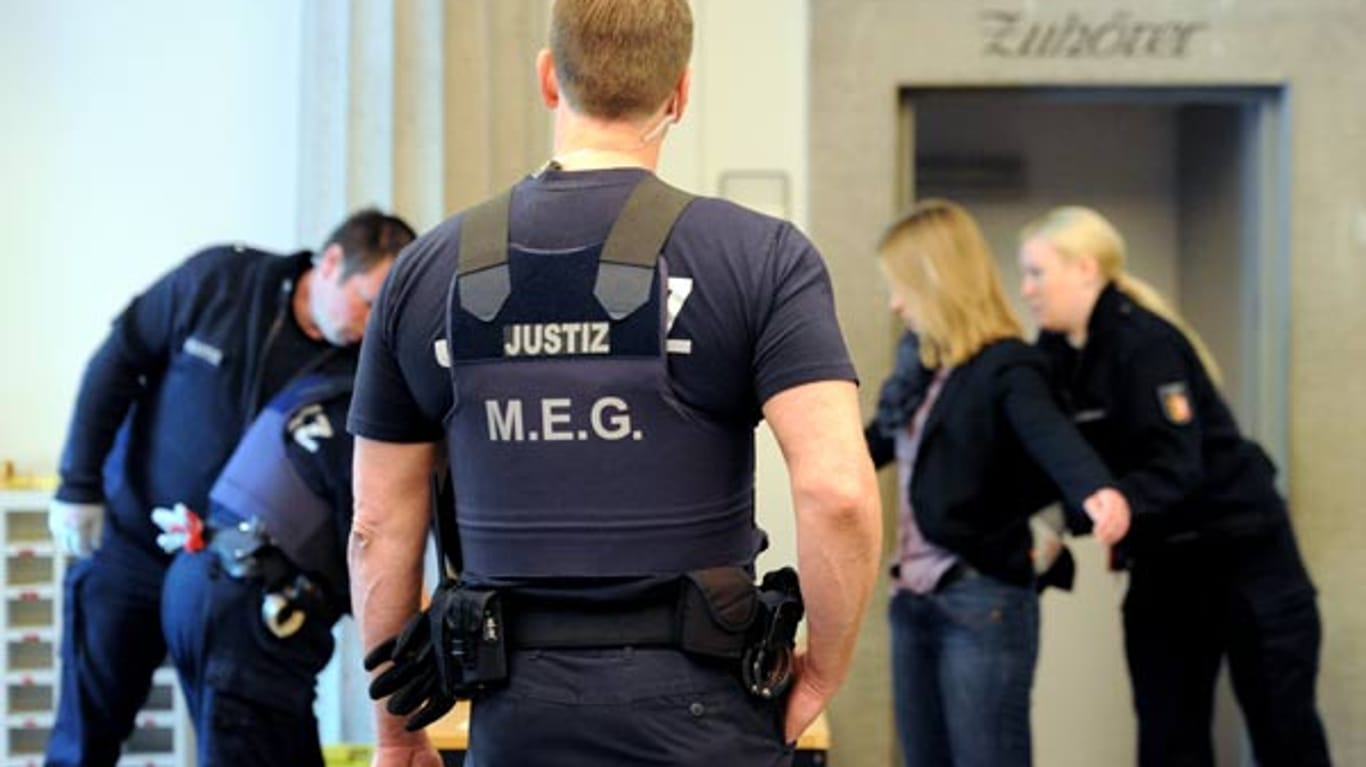 Kontrollen im Kieler Landgericht: Der Angeklagte ist Kronzeuge in laufenden Ermittlungen