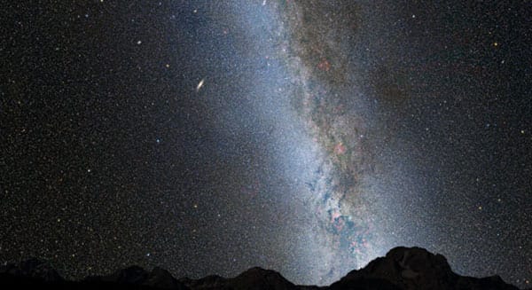 Seit fast einem Jahrhundert wird über das Schicksal der Milchstraße und der Andromeda-Galaxie spekuliert. Nun haben Wissenschaftler Klarheit. Beide Galaxien werden kollidieren. Die NASA-Illustration zeigt die aktuelle Situation. Die Andromeda-Galaxie leuchtet etwas links vom Zentrum des Bildes