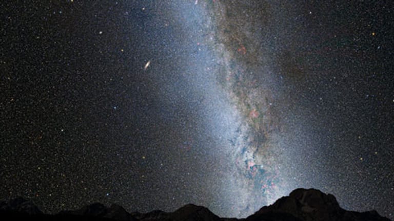 Seit fast einem Jahrhundert wird über das Schicksal der Milchstraße und der Andromeda-Galaxie spekuliert. Nun haben Wissenschaftler Klarheit. Beide Galaxien werden kollidieren. Die NASA-Illustration zeigt die aktuelle Situation. Die Andromeda-Galaxie leuchtet etwas links vom Zentrum des Bildes