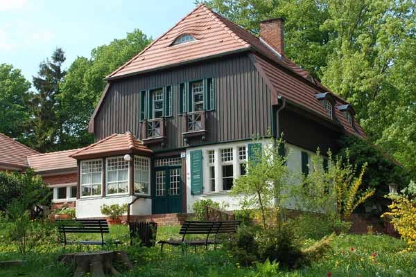 Seit 1926 wohnte Gerhart Hauptmann im Sommer im "Haus Seedorn" in Kloster - vier Jahre später hat der Schriftsteller es gekauft. Heute ist das Gerhart-Hauptmann-Haus eine Attraktion für viele Inselbesucher.