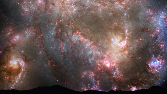 Kollidierende Galaxien fliegen durcheinander hindurch und verschmelzen ineinander Kollidierende Galaxien fliegen durcheinander hindurch und verschmelzen ineinander