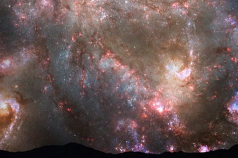 Kollidierende Galaxien fliegen durcheinander hindurch und verschmelzen ineinander