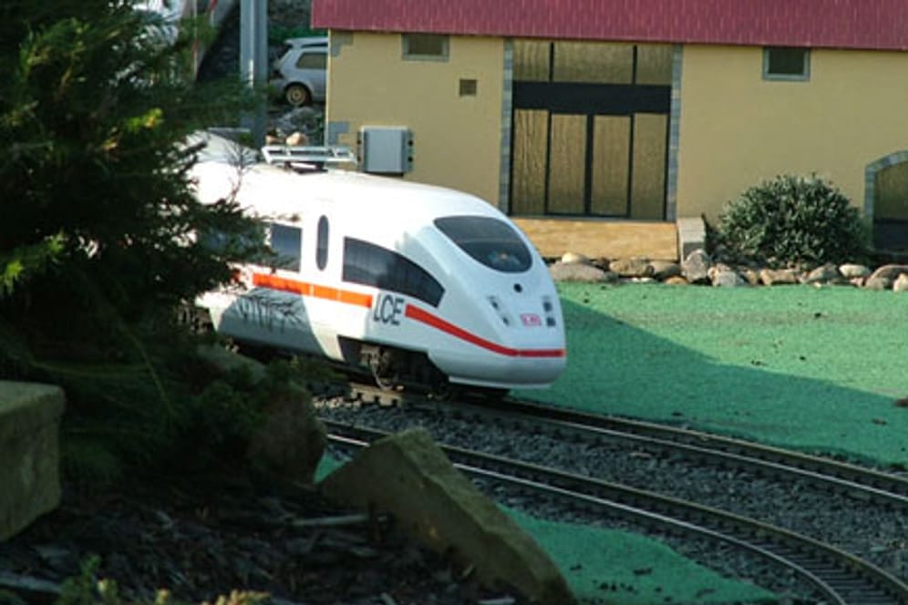 Ein ICE auf dem Gelände der Eisenbahnwelten Rathen.
