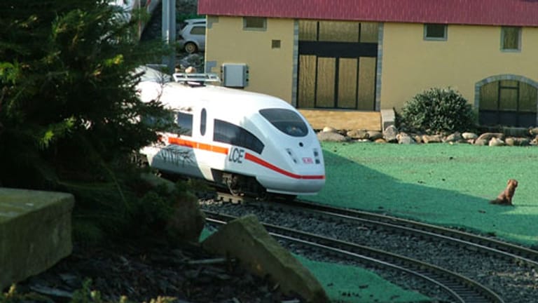 Ein ICE auf dem Gelände der Eisenbahnwelten Rathen.