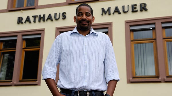 Bürgermeister John Ehret (parteilos) in Mauer vor dem Rathaus