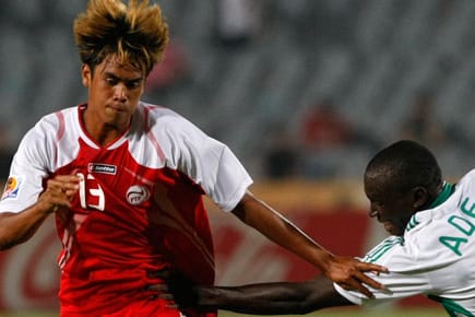 Tahitis Teoanui Tehau (li.) im Einsatz bei der U20-WM 2009.