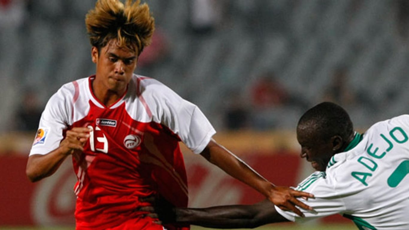 Tahitis Teoanui Tehau (li.) im Einsatz bei der U20-WM 2009.