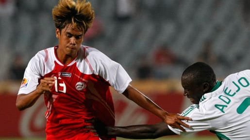 Tahitis Teoanui Tehau (li.) im Einsatz bei der U20-WM 2009.