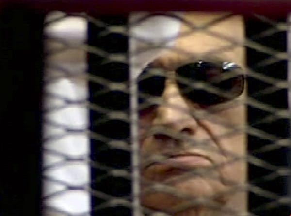 Am 2. Juni 2012 verurteilt ein Gericht in Kairo Mubarak zu lebenslanger Haft. Der 84-Jährige nimmt das Urteil regungslos auf. Gut zwei Wochen später verschlechtert sich sein Gesundheitszustand massiv. Der Ex-Diktator wird künstlich am Leben erhalten.