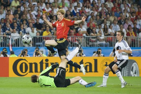 Im EM-Finale 2008 krönt Spanien seinen Aufstieg zur Fußball-Großmacht in Europa und der Welt. Fernando Torres enteilt Philipp Lahm und spitzelt den Ball über Torhüter Jens Lehmann hinweg ins lange Eck des deutschen Tores. Die DFB-Elf, mit großen Titelhoffnungen nach Wien gereist, kann nicht mehr zurückschlagen und verliert das Finale am Ende verdient. Spanien wird zwei Jahre später Deutschland im WM-Halbfinale erneut besiegen und auch den WM-Titel erringen. Im EM-Finale 2008 krönt Spanien seinen Aufstieg zur Fußball-Großmacht in Europa und der Welt. Fernando Torres enteilt Philipp Lahm und spitzelt den Ball über Torhüter Jens Lehmann hinweg ins lange Eck des deutschen Tores. Die DFB-Elf, mit großen Titelhoffnungen nach Wien gereist, kann nicht mehr zurückschlagen und verliert das Finale am Ende verdient. Spanien wird zwei Jahre später Deutschland im WM-Halbfinale erneut besiegen und auch den WM-Titel erringen.