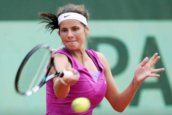 Julia Görges schlägt in Paris, bei den French Open, eine Vorhand.