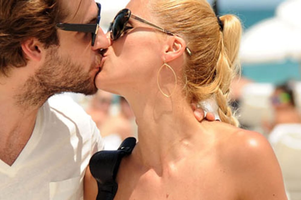 Michelle Hunziker küsst ihren Freund Tomaso Trussardi am Strand von Florida.