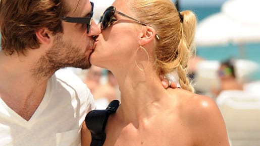 Michelle Hunziker küsst ihren Freund Tomaso Trussardi am Strand von Florida.