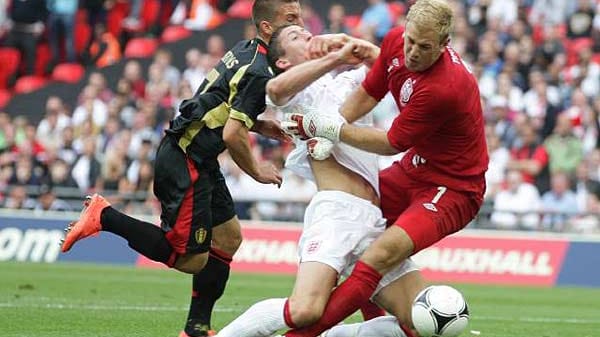 Englands Verteidiger Gary Cahill kracht unglücklich mit seinem Torwart Joe Hart zusammen. Englands Verteidiger Gary Cahill kracht unglücklich mit seinem Torwart Joe Hart zusammen.