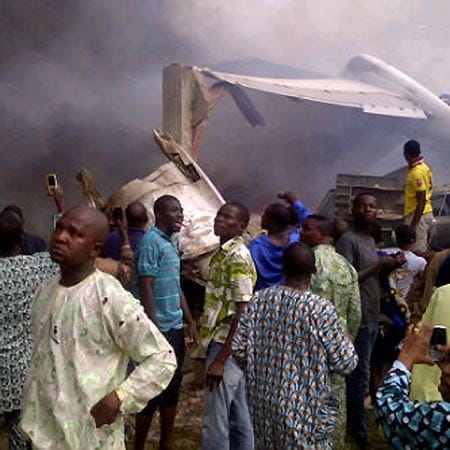 Flugzeugabsturz in Lagos, Nigeria: Die Maschine der nigerianischen Fluggesellschaft Dana mit 153 Passagieren an Bord soll in ein zweigeschossiges Gebäude gestürzt sein. Flugzeugabsturz in Lagos, Nigeria: Die Maschine der nigerianischen Fluggesellschaft Dana mit 153 Passagieren an Bord soll in ein zweigeschossiges Gebäude gestürzt sein.