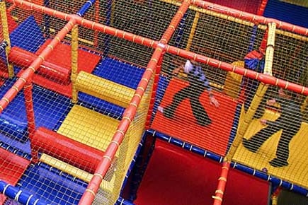 Ein Klettergerüst in einem Indoor-Spielplatz in Lohne.