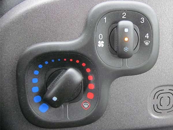 Im Gegensatz zum Knopf der Klimaanlage, den man etwas suchen muss. Nach dem Druck auf den Knopf geht einem ein Licht auf.