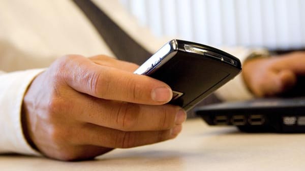 Handy: Nervige Klingeltöne können einem schon in der U-Bahn den letzten Nerv rauben. Fängt im Büro ein Handy immer wieder an, den neuesten Pophit zu dudeln, geht das erst recht gehörig auf den Geist. Im Büro sollte daher immer nur der Vibrationsalarm eingestellt sein, rät Krischel. Sinnvoll sei es auch, das Telefon am Schreibtisch auf lautlos zu stellen und sich Anrufe etwa über ein Blinken anzeigen zu lassen. "Und nicht durchs Büro laufen mit dem Handy, während man telefoniert!"