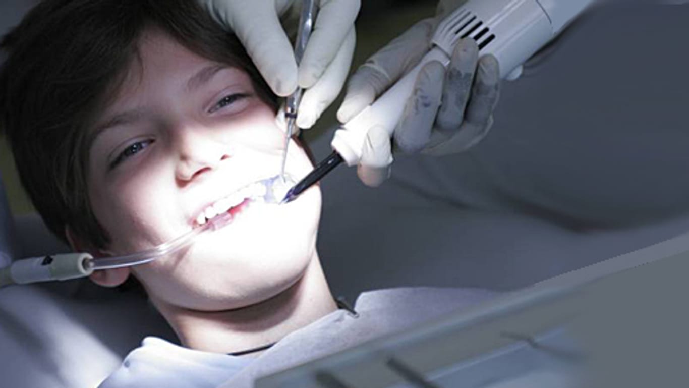 Bohren ist Routine, doch eine Zahn-OP unter Vollnarkose birgt bei Kindern Risiken.