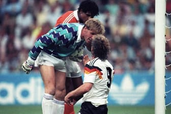 Hans van Breukelen (li.) bei der WM 1990 im Wortgefecht mit Rudi Völler.