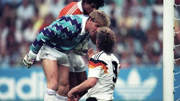 Hans van Breukelen (li.) bei der WM 1990 im Wortgefecht mit Rudi Völler. Hans van Breukelen (li.) bei der WM 1990 im Wortgefecht mit Rudi Völler.