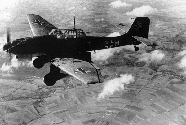 ... zu einer Junkers 87, wie hier auf einem Bild aus dem Jahr 1940. Beide Flugzeugtypen waren sturzkampffähig, das heißt, sie konnten über dem Zielort in einen Sturzflug gehen und ihre Bomben aus geringer Höhe abwerfen.