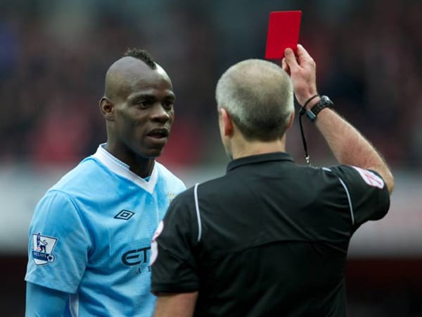 Mario Balotelli zählt zu den Fußball-Profis, die regelmäßig für Negativ-Schlagzeilen sorgen. Der italienische Nationalspieler von Manchester City hat einiges auf dem Kerbholz. Wenige Stunden vor dem 6:1-Sieg bei ManU in der vergangenen Saison steckte er sein Haus mit einem Feuerwerk in Brand. Auf dem Platz zog er anschließend sein Trikot hoch mit dem Aufdruck "Why always me". Zudem fällt er bei Strip-Lokal-Besuchen auf, baut Unfälle mit Luxuskarossen oder bewirft Jugendspieler mit Dartpfeilen. Mario Balotelli zählt zu den Fußball-Profis, die regelmäßig für Negativ-Schlagzeilen sorgen. Der italienische Nationalspieler von Manchester City hat einiges auf dem Kerbholz. Wenige Stunden vor dem 6:1-Sieg bei ManU in der vergangenen Saison steckte er sein Haus mit einem Feuerwerk in Brand. Auf dem Platz zog er anschließend sein Trikot hoch mit dem Aufdruck "Why always me". Zudem fällt er bei Strip-Lokal-Besuchen auf, baut Unfälle mit Luxuskarossen oder bewirft Jugendspieler mit Dartpfeilen.