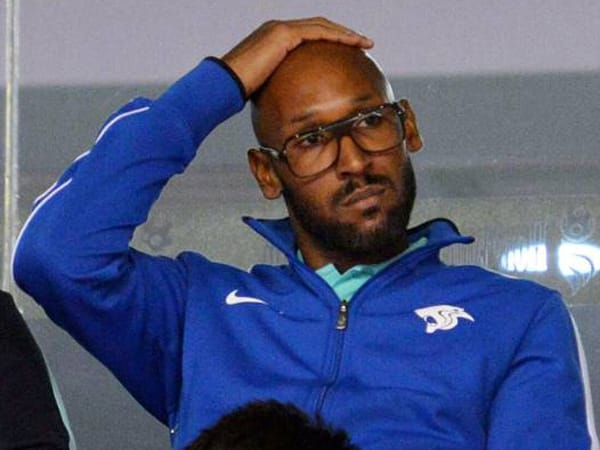 Nicolas Anelka zählt nicht zu den beliebtesten Fußballern. Oft eckte er mit Fans, Verantwortlichen und Mitspielern an. Der ehemalige französische Nationalspieler und derzeitige Spieler-Trainer von Shanghai Shenua sorgte für einen riesen Skandal während der WM 2010. Anelka beschimpfte Ex-Coach Raymond Domenech unter anderem als "Hurensohn", weil er mehr Laufbereitschaft seines Stürmers forderte. Bei Real Madrid wurde Anelka mal für 45 Tage suspendiert, nachdem er drei Tage unentschuldigt gefehlt hatte. Nicolas Anelka zählt nicht zu den beliebtesten Fußballern. Oft eckte er mit Fans, Verantwortlichen und Mitspielern an. Der ehemalige französische Nationalspieler und derzeitige Spieler-Trainer von Shanghai Shenua sorgte für einen riesen Skandal während der WM 2010. Anelka beschimpfte Ex-Coach Raymond Domenech unter anderem als "Hurensohn", weil er mehr Laufbereitschaft seines Stürmers forderte. Bei Real Madrid wurde Anelka mal für 45 Tage suspendiert, nachdem er drei Tage unentschuldigt gefehlt hatte.