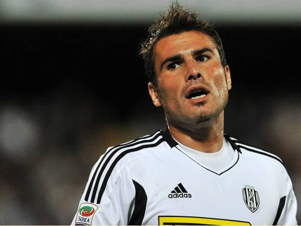 Adrian Mutu fiel durch Kokain-Skandale auf. Erstmals wurde dem Rumänen die Substanz in seiner Zeit beim FC Chelsea London nachgewiesen, woraufhin er für sieben Monate gesperrt wurde. 2009 bestätigte der Internationale Sportgerichtshof (CAS) das Urteil, wonach der Ex-Nationalspieler seinem damaligen Arbeitgeber 17,2 Millionen Euro zahlen musste, ansonsten drohte ihm eine lebenslange Sperre. 2010 wird dem Florenz-Profi erneut Kokain nachgewiesen. Die Folge: neun Monate Sperre. Adrian Mutu fiel durch Kokain-Skandale auf. Erstmals wurde dem Rumänen die Substanz in seiner Zeit beim FC Chelsea London nachgewiesen, woraufhin er für sieben Monate gesperrt wurde. 2009 bestätigte der Internationale Sportgerichtshof (CAS) das Urteil, wonach der Ex-Nationalspieler seinem damaligen Arbeitgeber 17,2 Millionen Euro zahlen musste, ansonsten drohte ihm eine lebenslange Sperre. 2010 wird dem Florenz-Profi erneut Kokain nachgewiesen. Die Folge: neun Monate Sperre.