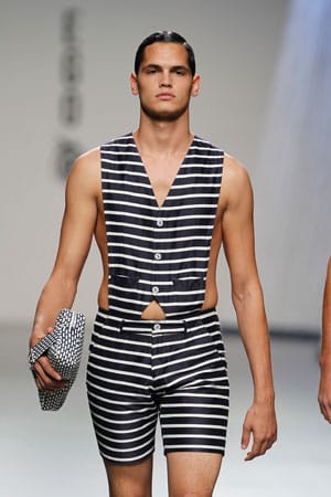 Schon auf der Fashionweek in Mailand waren sie der Hit: Badeanzüge für den Mann präsentierte Exteberria.