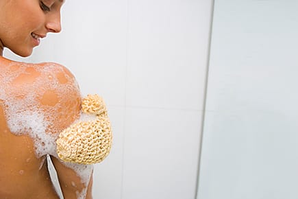 Ein kurzer Schauer mit lauwarmen Wasser nach dem Sport reicht vollkommen aus.