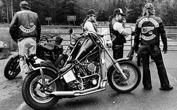 Harte Jungs in Kutten und Motorräder - das ist der Rockerclub Hells Angels. Der Club wurde am 17. März 1948 in den USA in Fontana (San Bernardino County, Kalifornien) gegründet.