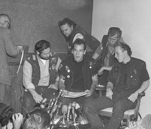 Berühmt und berüchtigt wurde der Club unter Ralph "Sonny" Barger (vorne in der Mitte, Foto von 1965). Unter ihm schlossen sich 1957 in Oakland (Kalifornien) mehrere Clubs unter dem Label der Hells Angels zusammen.