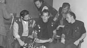 Berühmt und berüchtigt wurde der Club unter Ralph "Sonny" Barger (vorne in der Mitte, Foto von 1965). Unter ihm schlossen sich 1957 in Oakland (Kalifornien) mehrere Clubs unter dem Label der Hells Angels zusammen.