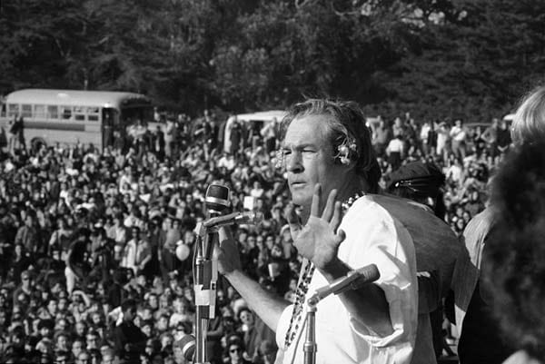 Motorradfahren und ein bisschen prügeln ist nämlich längst nicht mehr das einzige, was die Hells Angels so treiben. Schon Ende der 60er sollen sie Drogen des Hippie-Guru und LSD-Papstes Timothy Leary (im Bild aus dem Jahr 1960) verkauft haben.