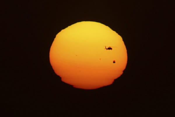 Der Transit, hier eine Aufnahme aus Mexiko, ist eine "Mini-Sonnenfinsternis": Die Venus schiebt sich als kleines, dunkles Scheibchen vor die leuchtende Sonne.