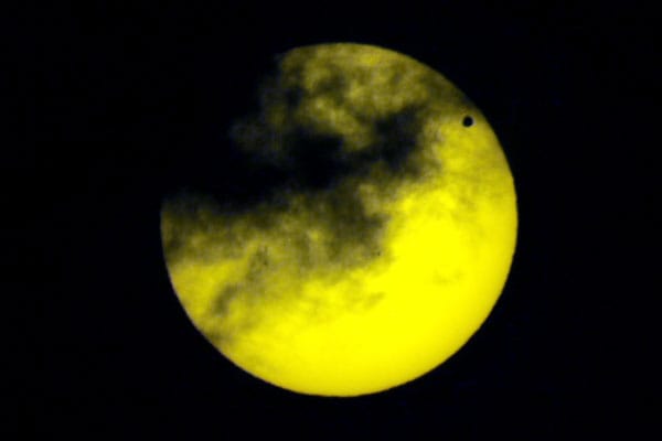 Gelbe Sonne mit schwarzer Venus über Asien.