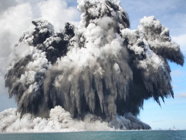 Explosion im Wasser bei Tonga: Vulkanausbrüche lassen Experten rätseln - offenbar hängen manche zusammen.