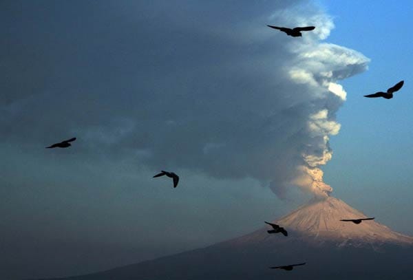 Ausbruch des Popocatepetl in Mexiko: Die Eruption im April 2012 hatte die Stärke 2. Eine neue Studie zeigt nun, dass Vulkanausbrüche der Stärke 6 ungefähr alle 40 Jahre passieren - damit mehr als doppelt so häufig wie in offiziellen Katalogen angegeben.