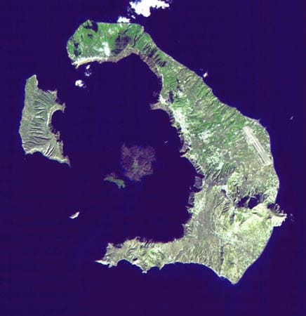Santorini, Griechenland: Bei einem Ausbruch der Stärke 6 im Jahre 1650 vor Christus wurde die halbe Insel weggesprengt. Flutwellen löschten einen Großteil der minoischen Kultur auf Kreta aus.