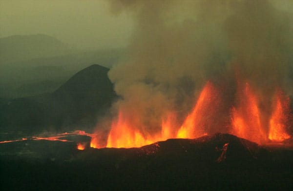 Mount Nyamulagira: Ausbrüche ab Stärke 4 können weltweit Auswirkungen haben - Magmafontänen indes bedrohen nur die Umgebung.